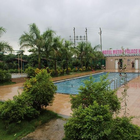 Hotel Metro Palace Resort Karjat Bagian luar foto