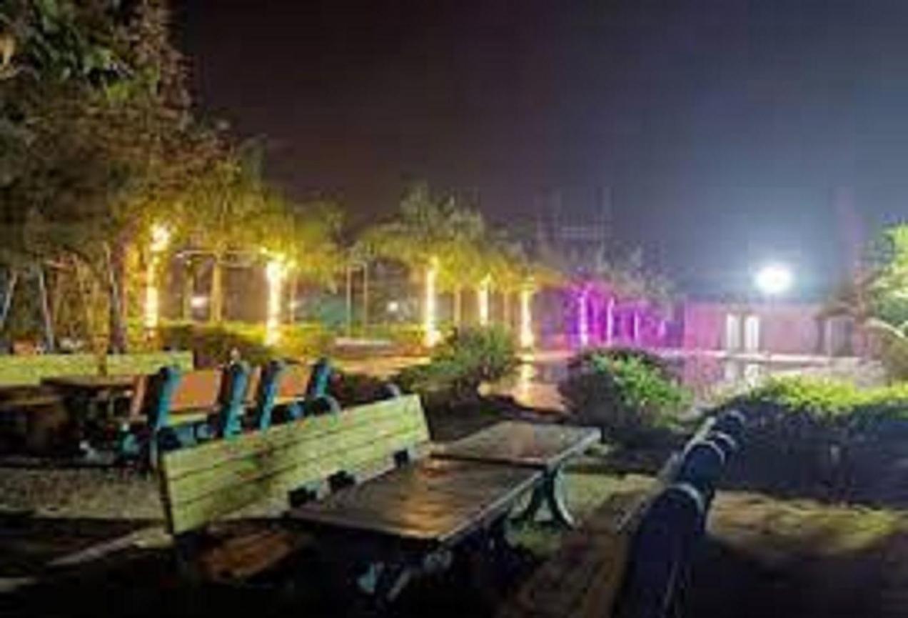 Hotel Metro Palace Resort Karjat Bagian luar foto