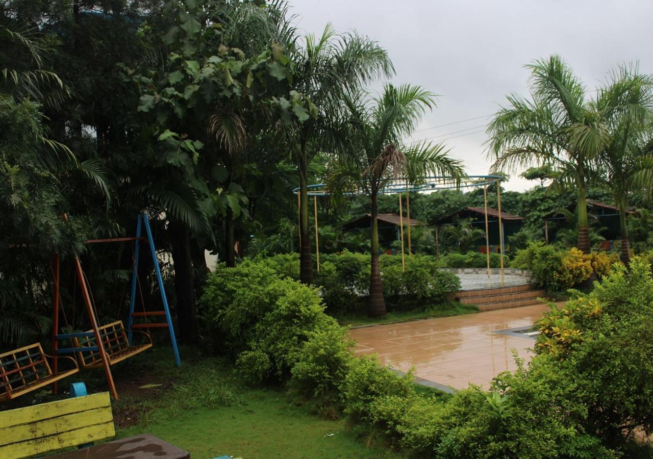 Hotel Metro Palace Resort Karjat Bagian luar foto