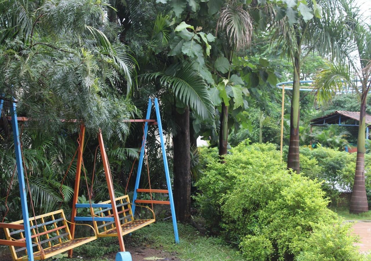 Hotel Metro Palace Resort Karjat Bagian luar foto