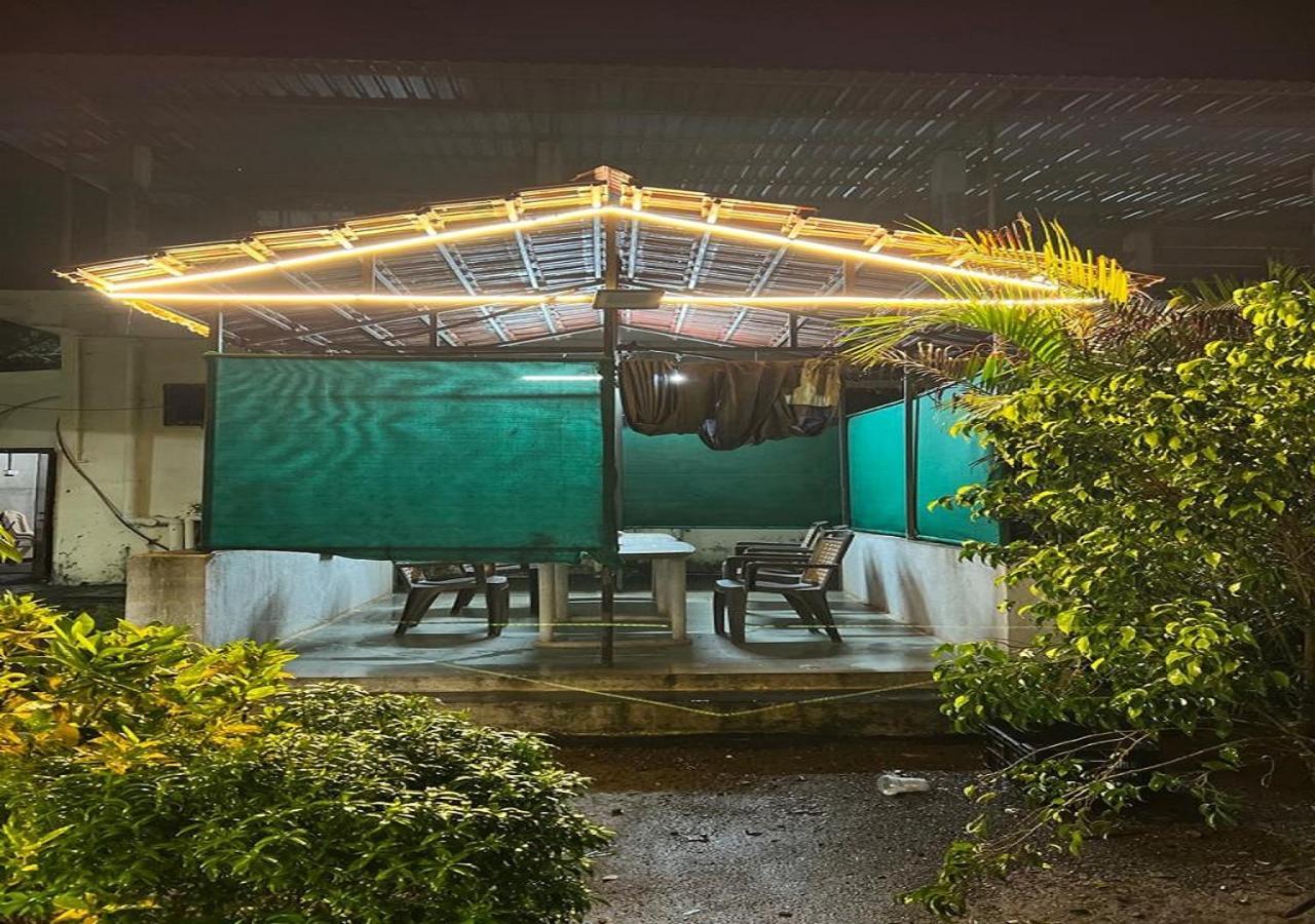Hotel Metro Palace Resort Karjat Bagian luar foto