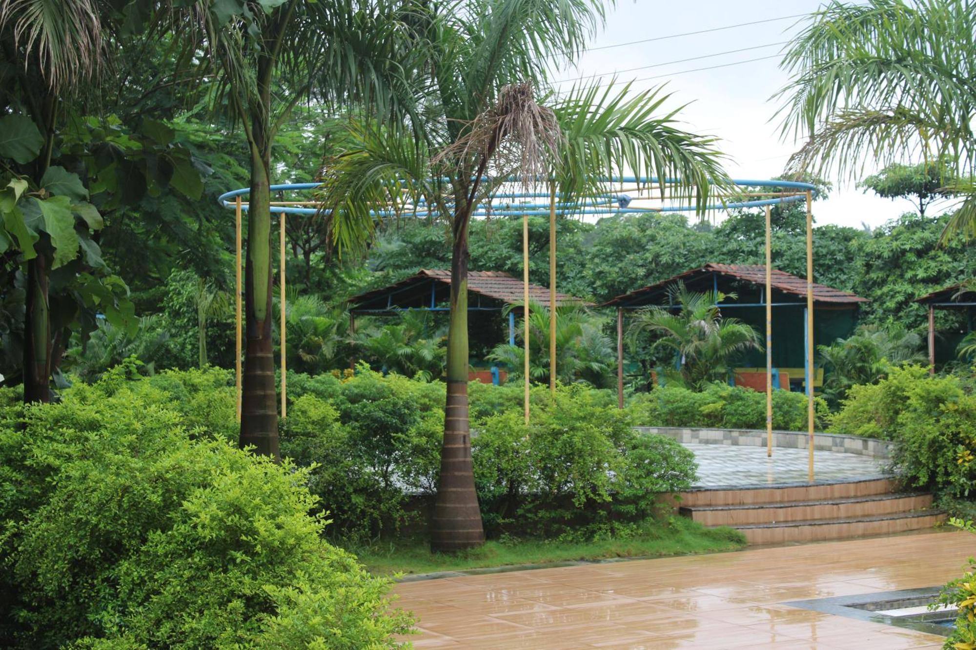 Hotel Metro Palace Resort Karjat Bagian luar foto
