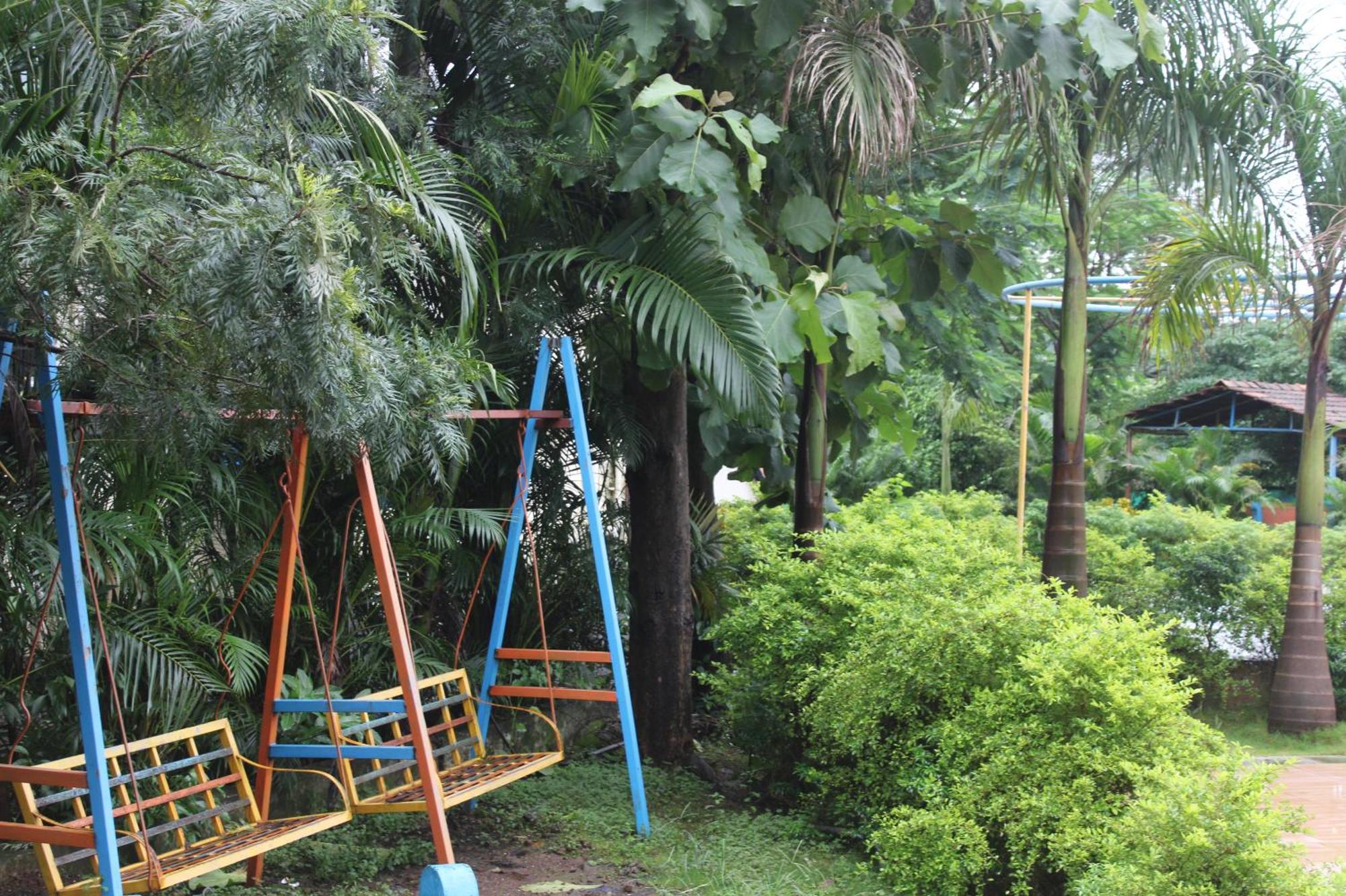 Hotel Metro Palace Resort Karjat Bagian luar foto