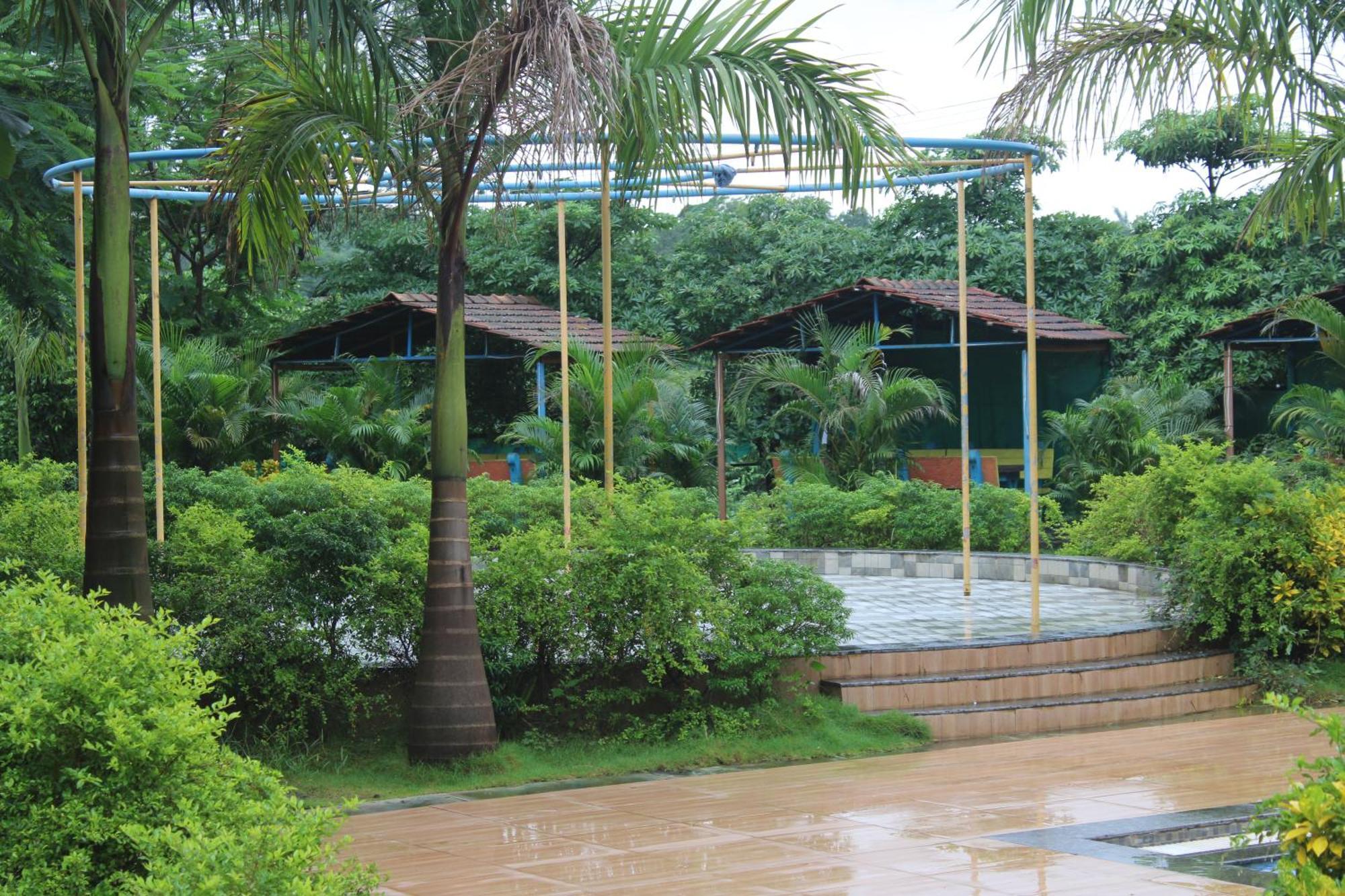 Hotel Metro Palace Resort Karjat Bagian luar foto