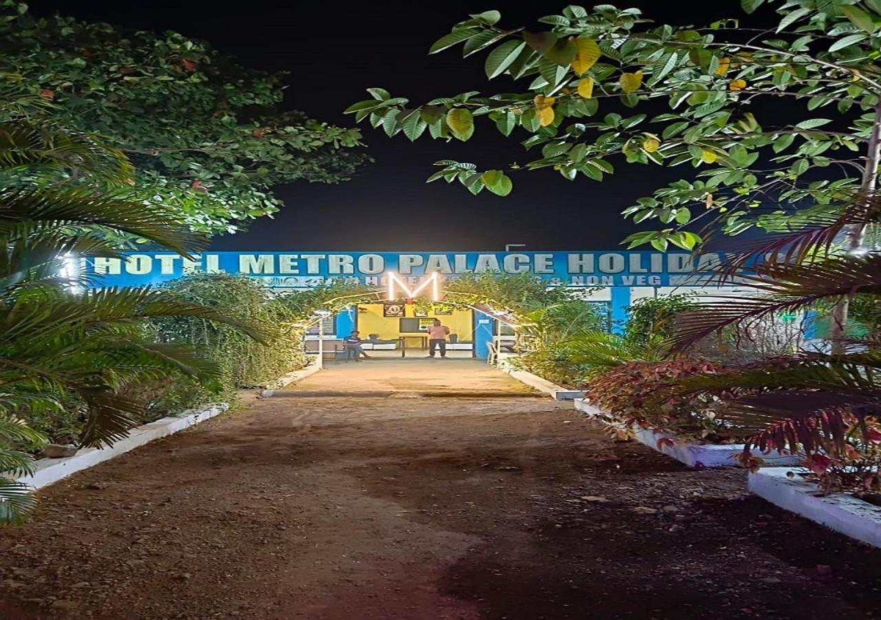 Hotel Metro Palace Resort Karjat Bagian luar foto
