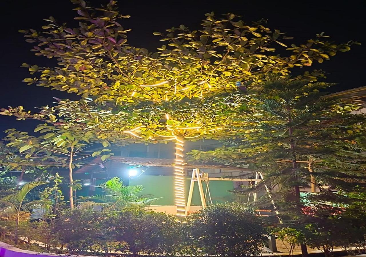 Hotel Metro Palace Resort Karjat Bagian luar foto
