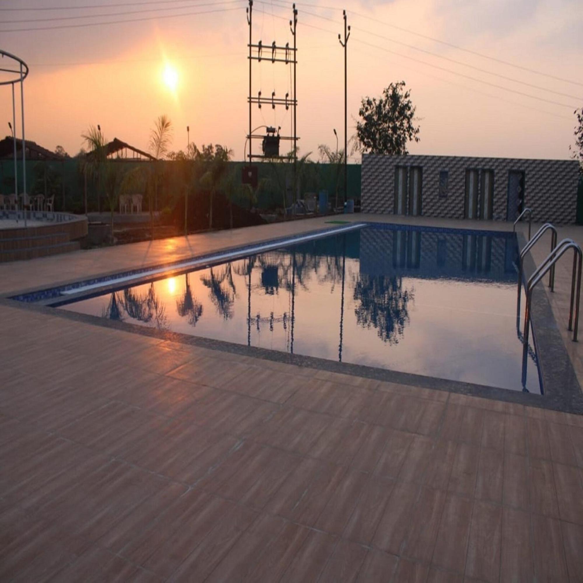 Hotel Metro Palace Resort Karjat Bagian luar foto